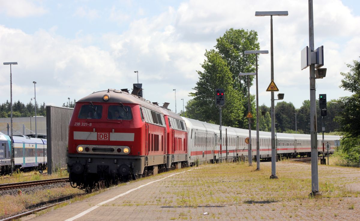 Kurz danach kamen die 218 321 und 810 mit dem IC 2314 aus K�ln in Husum an. 10.07.2019
