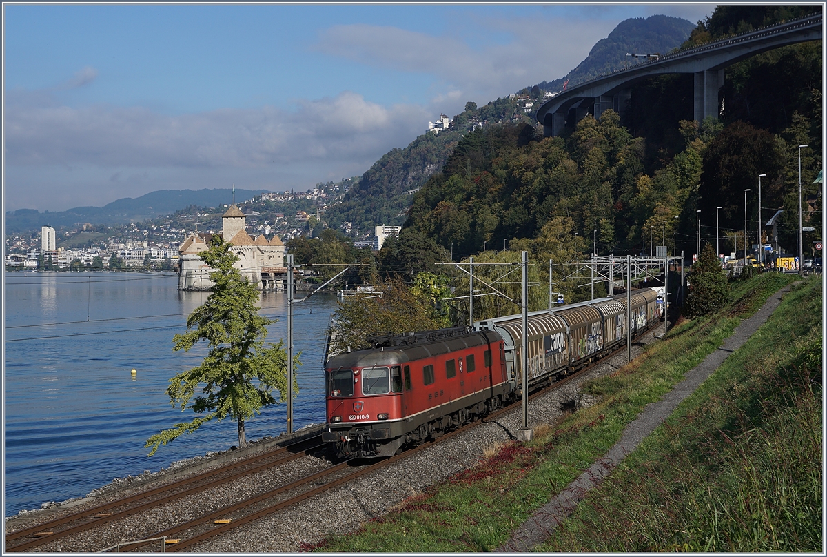 Kurz darauf, als das Schiff schon wieder weg war, kam die SBB Re 620 010-9 mit einem weitern Güterzug angefahren.
8. Oktober 2018 
