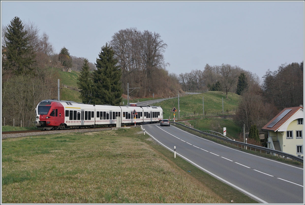 Kurz nach Pensier ist der TPF RABe 527 192 auf dem Weg nach Ins.

29. März 2022 