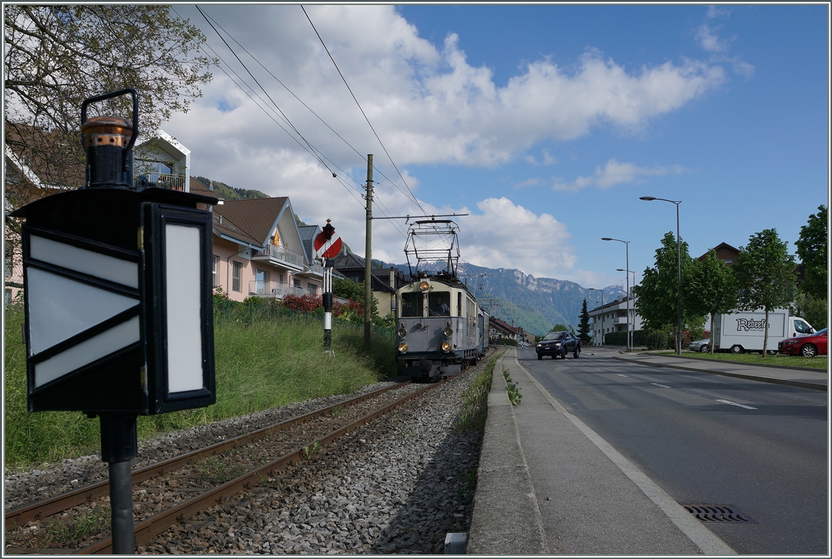 Kurz vor sechs ereicht der zweitletzte Zug des Tages von Chaulin her Blonay. Ich konnte den LLB ABFe 2/4 N� 10 bei der Hippschen Wendescheibe, die als Ausfahrtsignal von Blonay dient,  fotografieren. 
15. Mai 2016