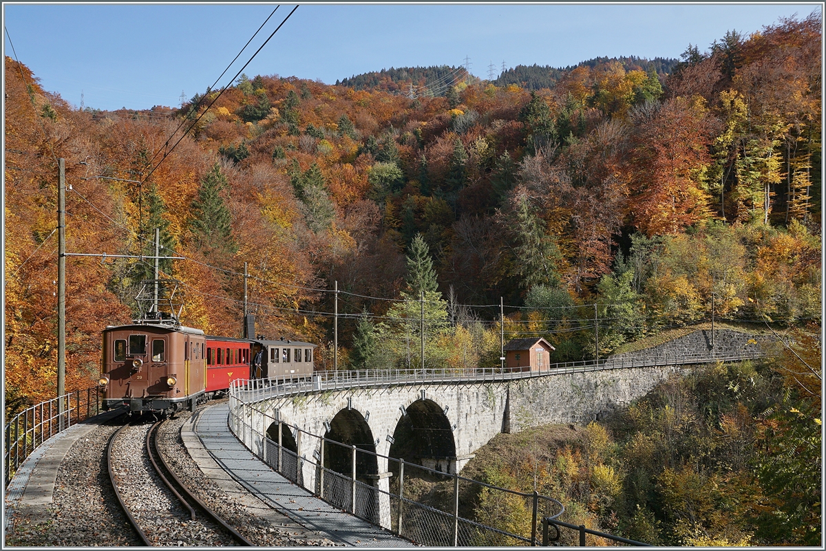 LA DER 2020 du Blonay-Chamby  / Saison Abschluss der Blonay-Chamby Bahn: Mit einem verstärkten Fahrplan und viel Dampf wird vor dem  Winterschlaf  nochmals viel Betrieb gemacht. 

Die BOB HGe 3/3 N° 29 ist mit dem NStCM C4 N° 7 und me BOB  Kaiserwagen C3 N° 6 auf dem Weg nach Blonay und konnte vor dem Herbstlichen Hintergrund auf dem Baye de Clarens Viadukt fotografiert werden. 

25. Okt. 2020