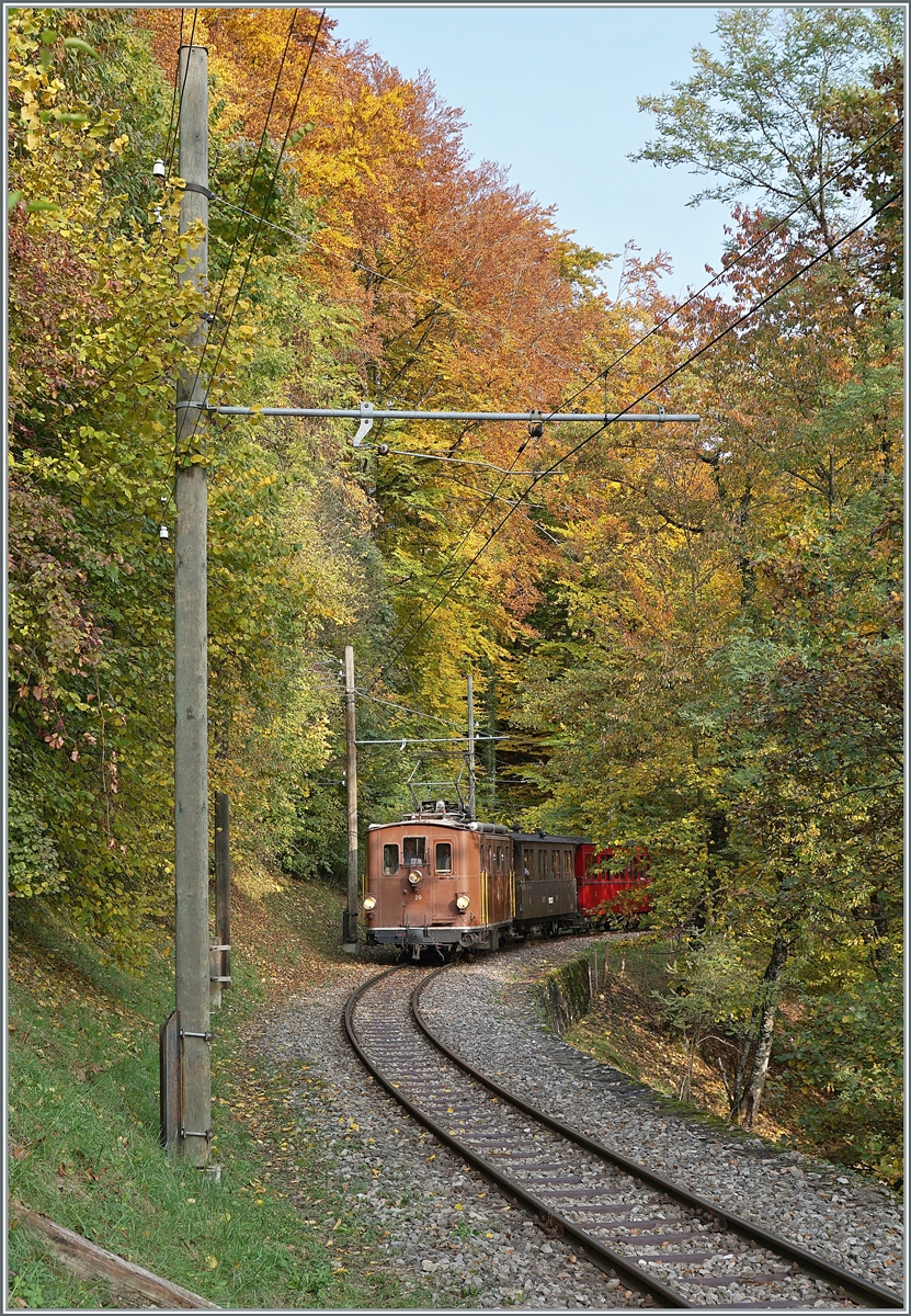  LA DER 2020 du Blonay-Chamby  / Saison Abschluss der Blonay-Chamby Bahn: Mit einem verstärkten Fahrplan und viel Dampf wird vor dem  Winterschlaf  (bzw. Arbeit im Dépôt Chaulin) nochmals viel Betrieb gemacht. Aus dem herbstlichen Wald oberhalb von Blonay kommend, fährt die BOB HGe 3/3 (Baujahr 1926) mit dem BOB  Kaiserwagen  C3 N° 6 (Baujahr 1901) und dem NStCM C4 N° 7 (Baujahr 1910) kurz vor Chantemerle in Richtung Blonay.

25. Okt. 2020