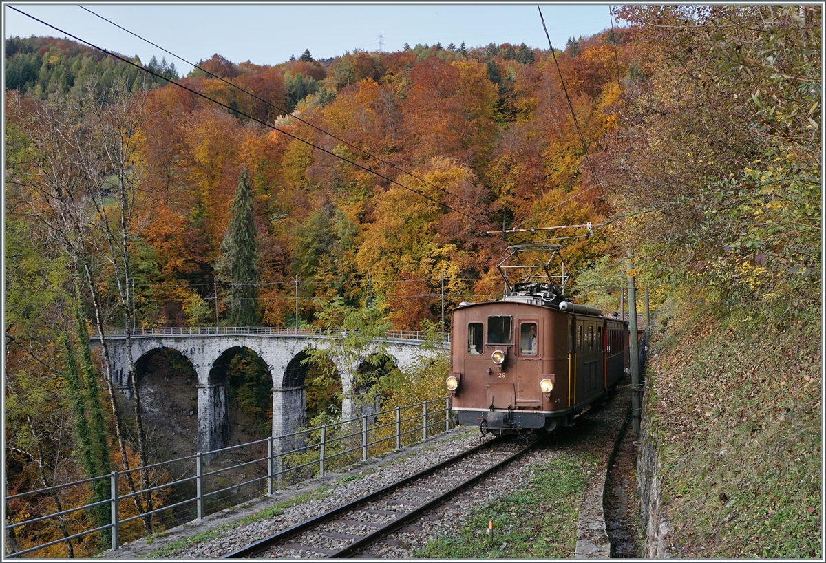  LA DER 2020 du Blonay-Chamby  / Saison Abschluss der Blonay-Chamby Bahn: Mit einem verstärkten Fahrplan und viel Dampf wird vor dem  Winterschlaf  (bzw. Arbeit im Dépôt Chaulin) nochmals viel Betrieb gemacht. Die BOB HGe 3/3 N° 29 (Baujahr 1926) hat mit ihrem Zug auf der Fahrt nach Chaulin den Baye de Clarens Viadukt verlassen und nimmt die Rampe in Richtung Chamby in Angriff. 

24. Oktober 2020