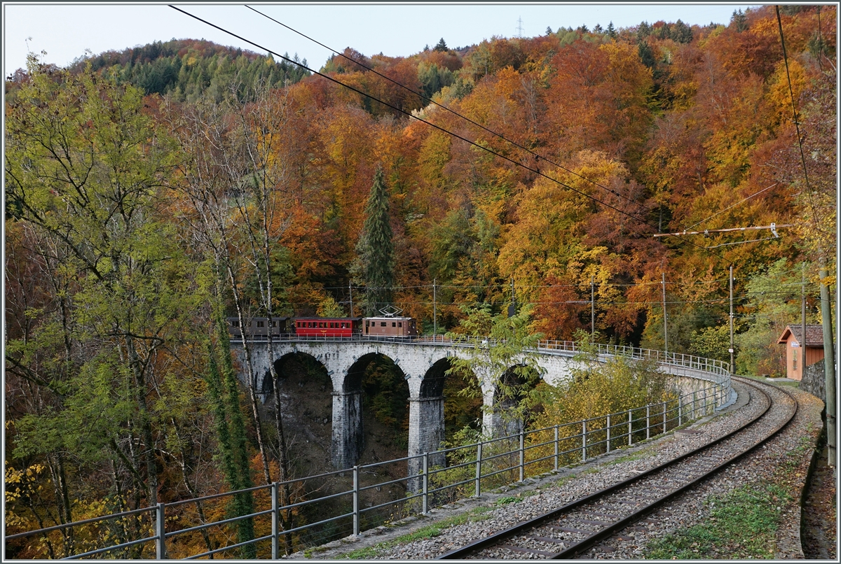  LA DER 2020 du Blonay-Chamby  / Saison Abschluss der Blonay-Chamby Bahn: Mit einem verstärkten Fahrplan und viel Dampf wird vor dem  Winterschlaf  (bzw. Arbeit im Dépôt Chaulin) nochmals viel Betrieb gemacht. Die BOB HGe 3/3 N° 29 (Baujahr 1926) erreicht auf ihrer Fahrt nach Chaulin den Baye de Clarens Viadukt den es mit ihrem Zug sehr vorsichtig zu befahren gilt Der Zug besteht aus dem NStCM C4 N° 7 (Baujahr 1910) und dem BOB  Kaiserwagen  C3 N° 6 (Baujahr 1901). 

24. Okt. 2020