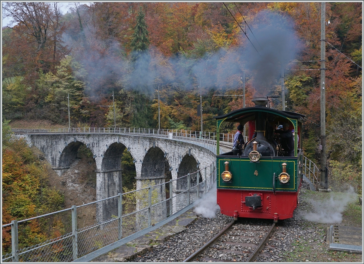 La DER 2021 du Blonay-Chamby - Die G 2/2 N° 4  Rimini  erreicht von Blonay kommend  Vers-chez-Robert und wird nun die Steigung nach Chaulin in Angriff nehmen. 

30. Oktober 2021