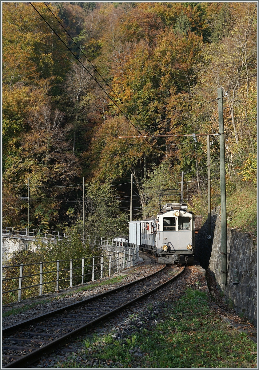  La DER de la Saison!  (Saisonabschlussfeier der Blonay-Chamby Bahn 2022) - Der als LLB ABFeh 2/4 10 angeschriebene BCFeh 4/4 der Blonay-Chamby Bahn fährt mit passenden LLB Wagen bei Verzs Chez Robert in Richtung Chamby.

30. Oktober 2022