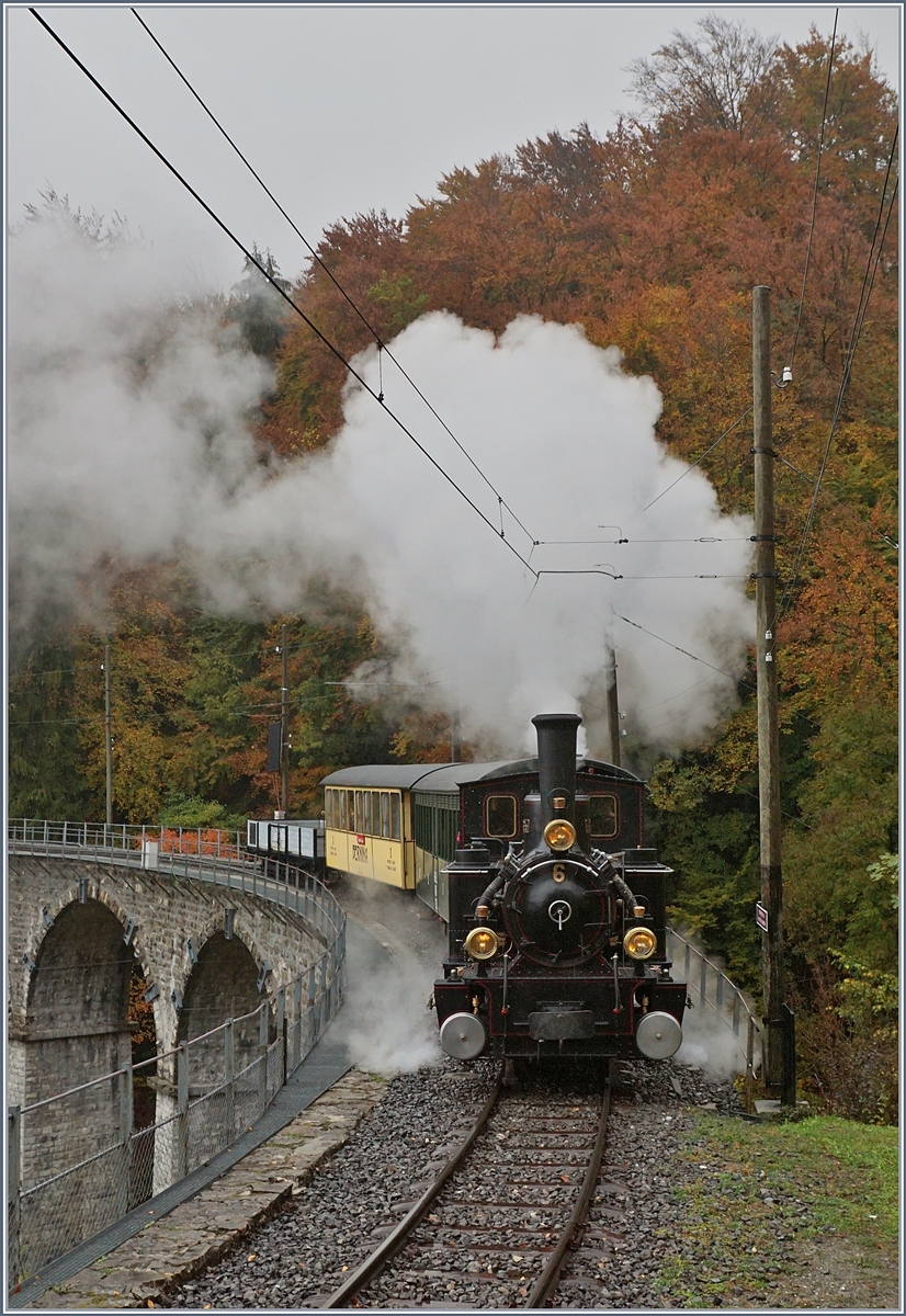 La Dernière du Blonay - Chamby - das 50. Jahre Jubiläum beschliesst die Blonay Chamby Bahn mit einer Abschlussvorstellung: die (JS)/BAM G 3/3 N° 6 dampft bei Vers-chez-Robert mit einem Personenzug berauf Richtung Chamby.
27. Oktober 2018