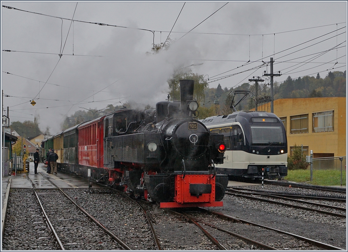 La Dernière du Blonay - Chamby - das 50. Jahre Jubiläum beschliesst die Blonay Chamby Bahn mit einer Abschlussvorstellung und liess es nochmals so richtig dampfen: Mit der SEG 2x 2/2 am Schluss und der JS 109/ BAM 6 an der Spitze wartet der  Riviara Belle Epoque  nach Vevey in Blonay auf die Abfahrt.
28. Oktober 2018