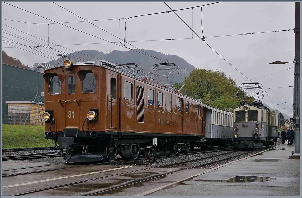 La Dernière du Blonay - Chamby - das 50. Jahre Jubiläum beschliesst die Blonay -Chamby Bahn mit einer Abschlussvorstellung: Zu meiner Überraschung stand trotz Regen der LLB ABFe 4/4 10, wenn auch ohne Güterlast, in Blonay. Doch das Bild beherrscht die faszinierende Bernina Bahn Ge 4/4 81.

26. Okt. 2018