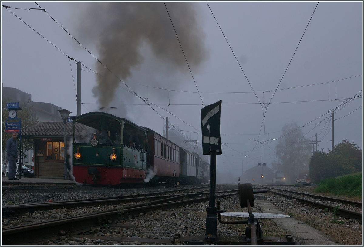 Langsam wird es dunkel, als die G 2/2 N° 4  Rimini  kräftig dampfend zu ihrer letzten Fahrt dieser Saison in Blonay auf die Abfahrt wartet. 

31. Ok.t 2021