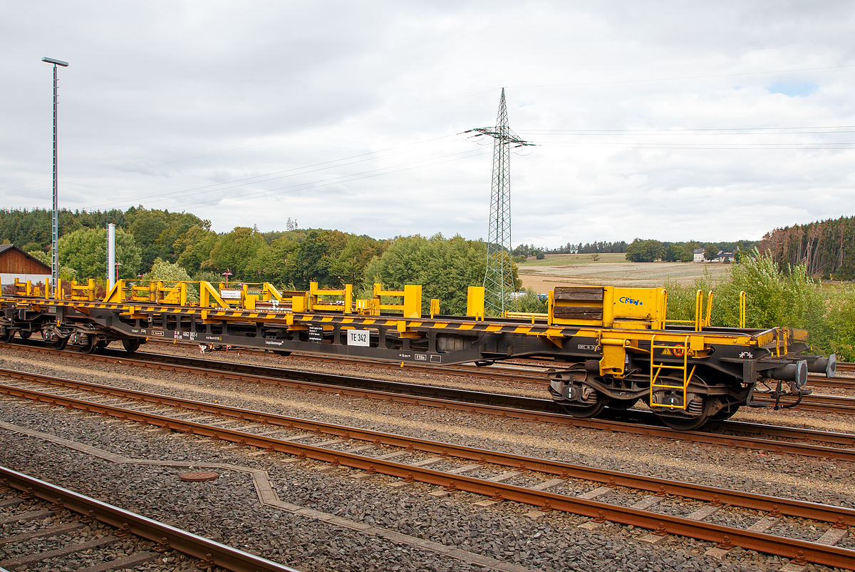 
Langschienenwagen 281 aufbauend auf einen 4-achsigen Drehgestellwagen der Gattung Skks, 33 80 4662 082-3 D-LOG als Endwagen zur Langschienentransporteinheit TE 342 der Bauart Robel der Vossloh Logistics GmbH (ex LOG Logistikgesellschaft Gleisbau mbH) abgestellt am 02.09.2018 beim ICE-Bahnhof Montabaur. 

TECHNISCHE DATEN:
Spurweite: 1.435 mm
Anzahl der Achsen: 4
Länge über Puffer: 24.000 mm
Drehzapfenabstand: 18.500 mm
Achsabstand im Drehgestell: 1.800 mm
Laufraddurchmesser (neu): 920 mm
Ladelänge (Plattformlänge): 22.200 mm 
Eigengewicht: 37.950 kg
Tragfähigkeit: 42.000 kg (Streckenklasse C)
Höchstgeschwindigkeit: 100 km/h 
Kleinster befahrbarer Gleisbogen: R = 150 m
Bremse: KE – GP Becorit IB 116 
Hersteller Wagenunterbau: Tabolt