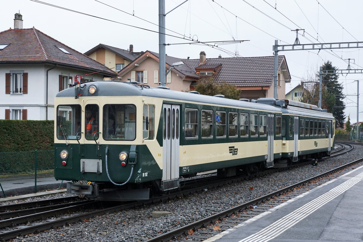 Le LEB des sixties adieu. Lausanne Echallens Bercher Bahn/LEB. Durch die Inbetriebnahme von weiteren neuen Stadler Zügen konnte nun das Rollmaterial aus dem Jahre 1966 endgültig aus dem Betrieb zurückgezogen werden. Am 2. Februar 2020 fanden die Abschiedsfahrten auf der gesamten Strecke Lausanne Flon – Bercher statt. Leider war das Wetter dabei so traurig wie der Abschied. Be 4/4 26 mit Bt 152 in Echallens, 2. Februar 2020.
Foto: Walter Ruetsch 
