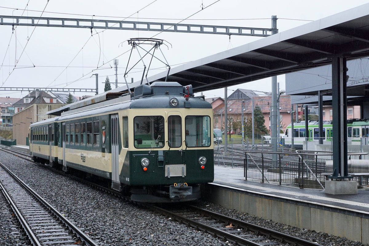 Le LEB des sixties adieu. Lausanne Echallens Bercher Bahn/LEB. Durch die Inbetriebnahme von weiteren neuen Stadler Zügen konnte nun das Rollmaterial aus dem Jahre 1966 endgültig aus dem Betrieb zurückgezogen werden. Am 2. Februar 2020 fanden die Abschiedsfahrten auf der gesamten Strecke Lausanne Flon – Bercher statt. Leider war das Wetter dabei so traurig wie der Abschied. Be 4/4 26 mit Bt 152 in Echallens, 2. Februar 2020.
Foto: Walter Ruetsch 