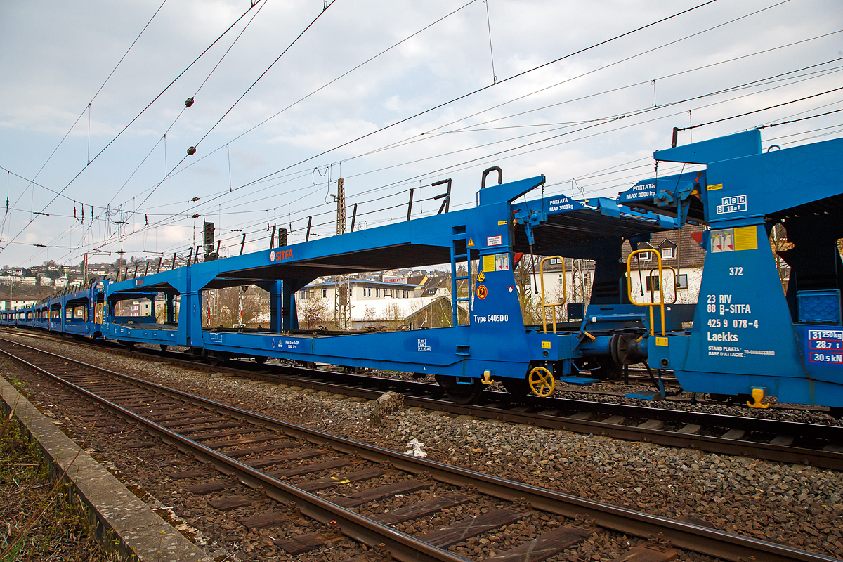 Leerer dreiachsiger Doppelstock-Autotransportwagen 23 88 4259 022-2 B-SITFA, der Gattung Laekks, Bauart 372 (Type 6405D 0), der SITFA - Società Italiana Trasporti Ferroviari Autoveicoli S.p.A. (Moncalieri, Italien) am 21.04.2021 im Zugverband bei einer Zugdurchfahrt in Siegen.

Der Wagen ist den Transport für Klein- und Mittelklasse Wagen.

TECHNISCHE DATEN:
Gattung: Laekks (Bauart 372)
Spurweite: 1.435 mm
Anzahl der Achsen: 3
Länge über Puffer : 27.000 mm
Achsabstände: 2 x 10.420 mm
Laufraddurchmesser (neu): 840 mm
Ladelänge : 26.160 mm (unten) / 26.420 mm (oben)
Ladebreite : 2.810 mm
Höchstgeschwindigkeit: 100 km/h 
Eigengewicht: 31.250 kg
Nutzlast: 18,0 t (unten und oben jeweils max. 9 t)
Kleinster befahrbarer Gleisbogenhalbmesser: R 80 m
Bremse: Frein O oder Ch-GP (Selbsttätige Druckluftbremse Typ Oerlikon oder Charmilles)
Bremssohle: IP 116 (LL)
Feststellbremse: Ja, auf 100 %
Intern. Verwendungsfähigkeit: RIV
