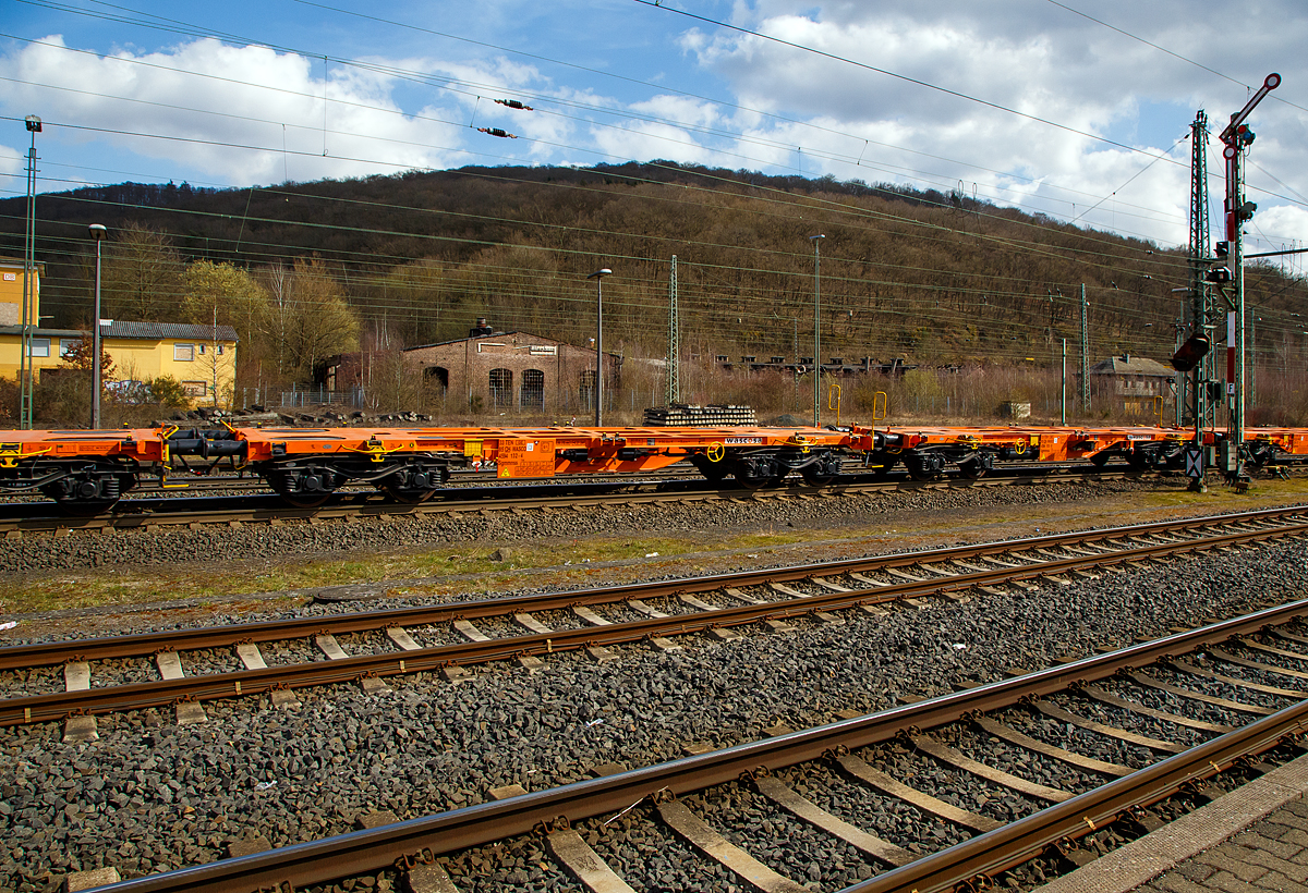 Leerer und neuer 4-achsiger Drehgestell - 40‘ Containertragwagen, für den Transport von intermodalen Ladeeinheiten, 33 85 4594 132-4 CH-WASCO, der Gattung Sgmmnss 738 der WASCOSA AG (eingestellt in Bulgarien) am 26.03.2021 im Zugverband bei der Durchfahrt in Dillenburg.

TECHNISCHE DATEN:
Spurweite: 1.435 mm
Länge über Puffer: 14.120 mm
Drehzapfenabstand: 9.080 mm
Achsabstand im Drehgestellen: 1.800 mm
Laufraddurchmesser: 920 mm (neu) / 860 mm (abgenutzt)
Eigengewicht: 16,05 t  +/- 3%
Max. Zuladung bei Lastgrenze S: 73,9 t (ab Streckenklasse D)
Max. Zuladung bei Lastgrenze SS: 63,9 t (ab Streckenklasse C)
Max. Geschwindigkeit: 100 km/h (S) / 120 km/h (SS) 
Kleinster befahrbarer Gleisbogen: R 75 m
Ladelänge: 12.880 mm
Höhe der Ladeebene über S.O.: 1.155 mm
Bremse: KE-GP-A
Bremssohle: Jurid 816M
Feststellbremse: Ja 
Intern. Verwendungsfähigkeit: TEN GE