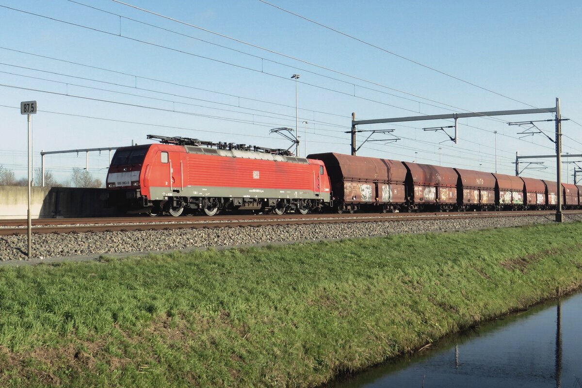 Leerkohlezug mit 189 080 passiert am 13 November 2022 Valburg CUP.
