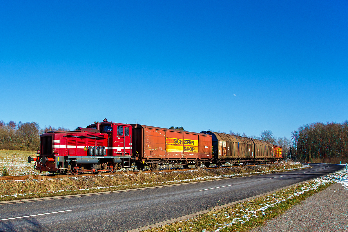 
Leider auch schon historisch der Güterverkehr am Westerwald....Hier mit einem Hauch von Winter....
Die V 26.3 (Lok 3) der Westerwaldbahn (WEBA) eine Jung R 30 B, fährt am 16.02.2016 ihrem Güterzug von Weitefeld, via Bindweide, nach Scheuerfeld/Sieg, hier beim Elkenrother Weiher (zwischen Weitefeld und Elkenroth).

Die Jung Lok vom Typ R 30 B wurden bei der Firma Jung in Kirchen/Sieg 1957 unter der Fabriknummer 12748 gebaut und als V 26.3 an die WEBA geliefert. Sie hat die NVR-Nummer 98 80 3944 005-8 D-WEBA.
