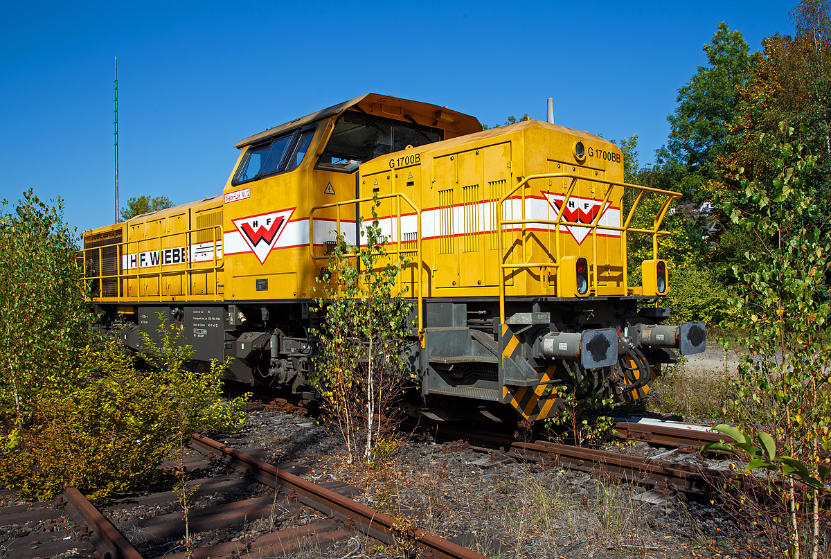 
Leider im Gebüsch geparkt....
Die 277 018-8 bzw. Wiebe-Lok Nr. 12 (92 80 1277 018-8 D-BLP) der BLP Wiebe Logistik GmbH steht 21.09.2020 in Betzdorf (Sieg).

Die Vossloh MaK G 1700 BB wurde 2001 von Vossloh in Kiel 2007 unter der Fabriknummer 5001679 gebaut und an die BLP Wiebe Logistik GmbH geliefert.
