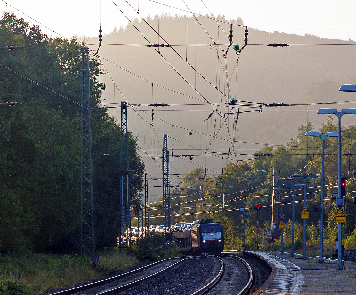 Leider im Gegenlicht....
Gezogen von der MREC – Dispolok E 189-909 / Siemens ES 64 F4 – 009 (91 80 6189 909-5 D-DISPO - Class 189-VE) fährt am Sonntagmorgen, dem 05.09.2021 mit dem Nacht- und Autoreisezug Urlaubs-Express der Unternehmensgruppe Train4you dem UEx Night Verona – Düsseldorf (UEx 1384) durch den Bahnhof Haiger in Richtung Siegen. Der Zug hält auch in Siegen und fährt dann über die Siegstrecke.  Autoverladungen finden aber nur in den Endbahnhöfen Verona und Düsseldorf statt.

Die Lok eine Siemens EuroSprinter wurde 2004 von Siemens in München-Allach unter der Fabriknummer 20735 gebaut.
