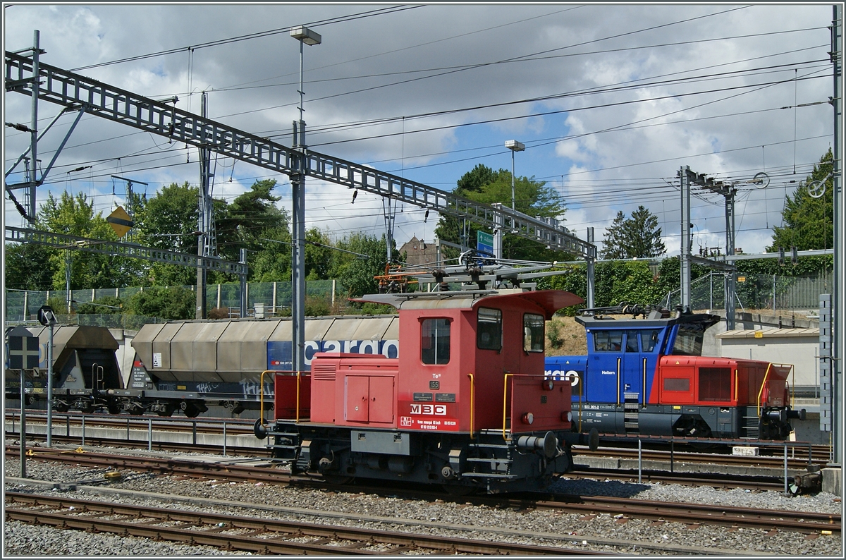 Leider kann dies Bild nicht zeigen, dass die Lok im Vordergund steht, w�hrnd jene im Hintergrund f�hrt; BAM Te III und SBB Eem 923 in Morges.
27. Juli 2015