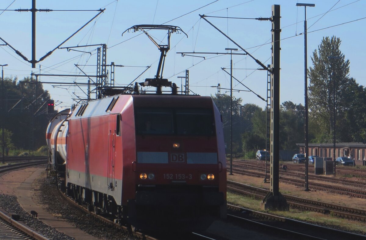 Leider mit die Kabine ins Schatten treft am 21 September 2022 DBC 152 153 mit Guterzug in Itzehoe ein.