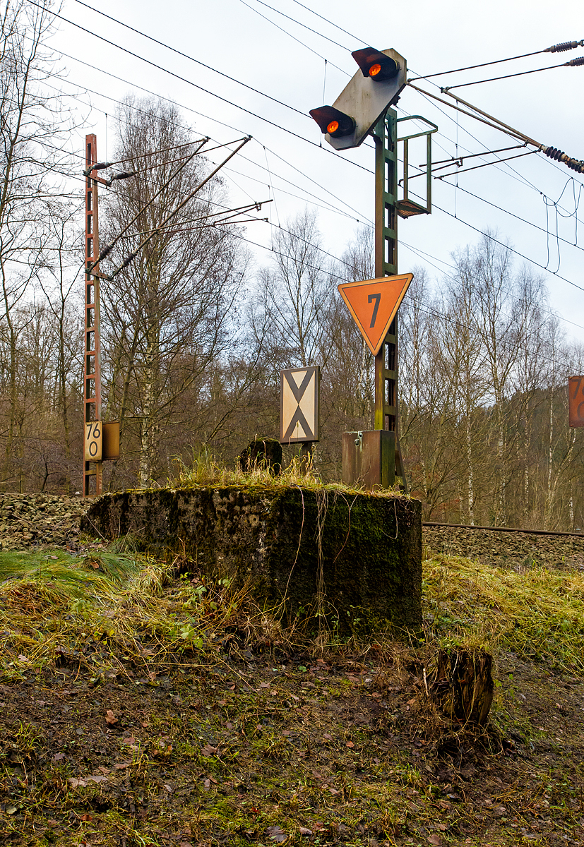 
Lichtvorsignal in Kirchhundem bei 76,0 km an der Ruhr-Sieg-Strecke (KBS 440), Fahrtrichtung Hagen, hier gezeigt  Signal Vr 0 „Halt erwarten“. Daran Lf 6 – Geschwindigkeits-Ankündesignal, ein Geschwindigkeitssignal (Lf 7) ist zu erwarten. Die Kennziffer bedeutet, dass der 10-fache Wert in km/h (hier 7x10 = 70 km/h) als Fahrgeschwindigkeit vom Signal Lf 7 ab zugelassen ist.
Davor noch die Vorsignaltafel - Signal Ne 2 zur Kennzeichnung des Standorts des Vorsignals. Eine schwarzgeränderte weiße Tafel mit zwei übereinander stehenden schwarzen Winkeln, die sich mit der Spitze berühren.
