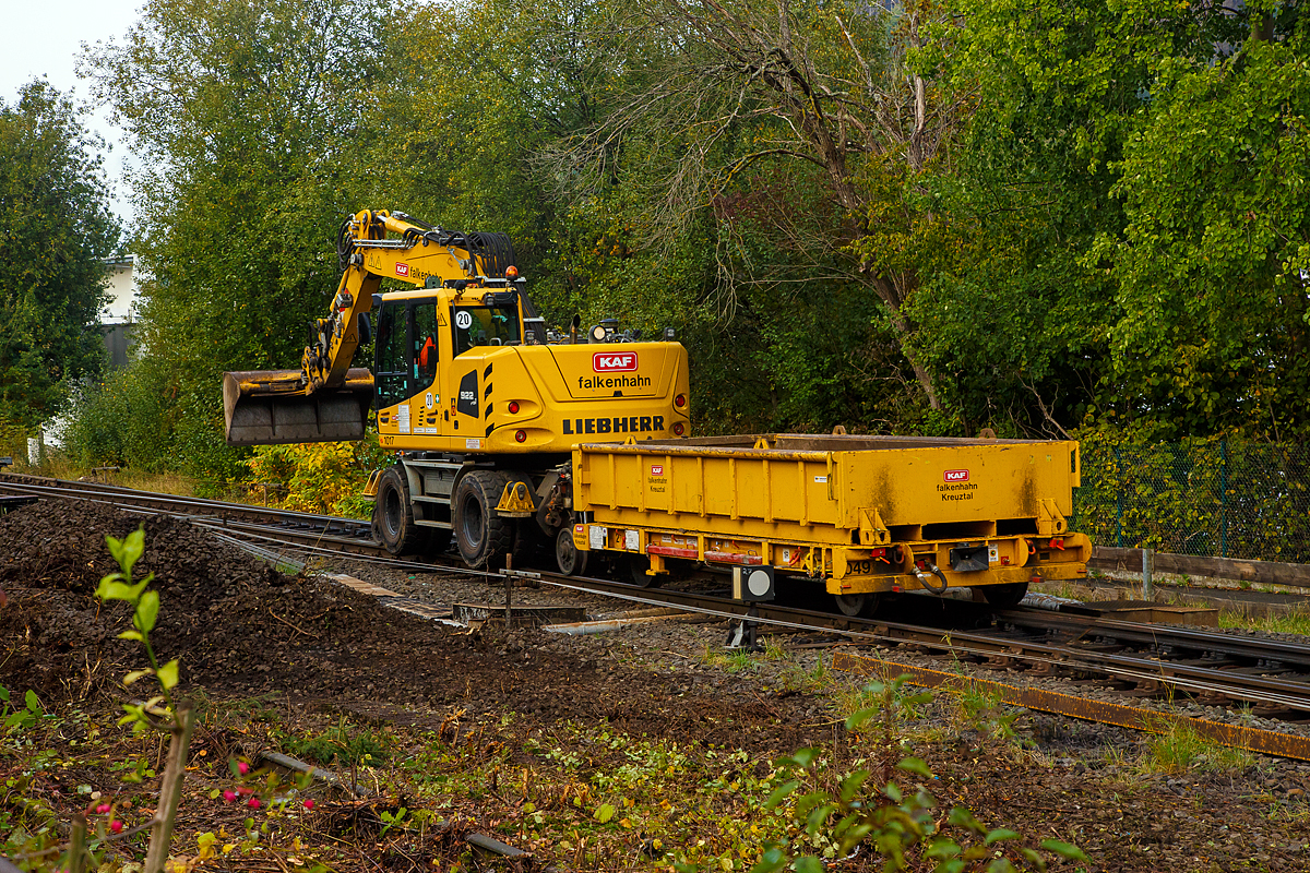 
Liebherr Zweiwegebagger A 922 Rail Litronic (Kleinwagen Nr. D-KAF 99 80 9903 659-7) mit Gleisbauanhänger A.P.E.L. T5025 (Kleinwagen Nr. D-KAF 99 80 9550 004-2) und Schottermulde am 13.10.2020 in Herdorf.