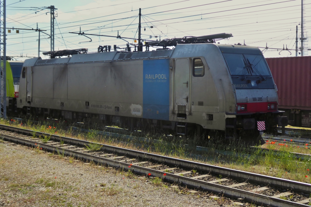Lok 186 285-3, von Railpool, h�ngt abgeb�gelt an einer weiteren Look. Verona 09.05.2025