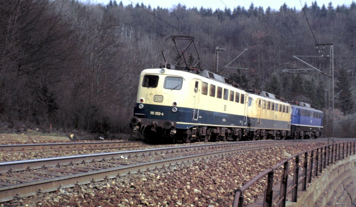 Lokzug mit 110 252-4 und 2 weiteren 110 auf dem Mühltalfelsendamm der Geislinger Steige am 02.04.1982.