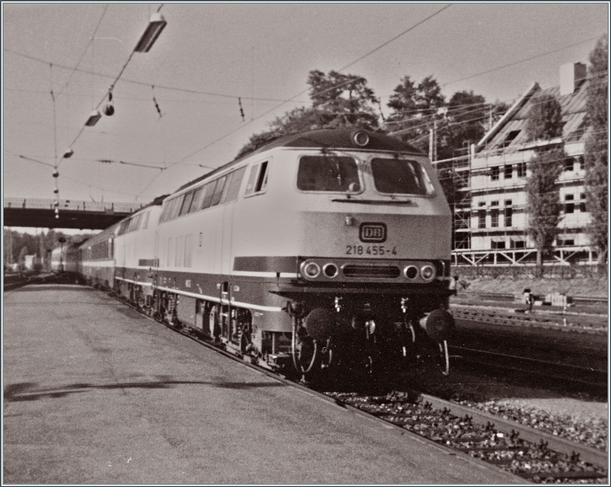 Mein Beitrag zum Abschied der traditionellen Wagen-Lok Komposition Zürich - München: Knipse- Bilder aus alten Zeiten. Ich bin mir bewusst, dass die Qualität dieser beiden Bildern heutigen Ansprüchen kaum mehr genügt, doch welcher Eisenbahnfan bekommt beim Betrachten dieser Bilder nicht feuchte Augen, und da dürfe die scharfen Pixel ohnehin etwas etwas verschwimmen... Die DB 218 455-4 und eine Schwester Lok erreichen mit dem FD 286 Bavaria Lindau HBF, wo dann die SBB Re 4/4 II 11196 den Zug zur Weiterfahrt nach Zürich übernehmen wird.

21. Juli 1983