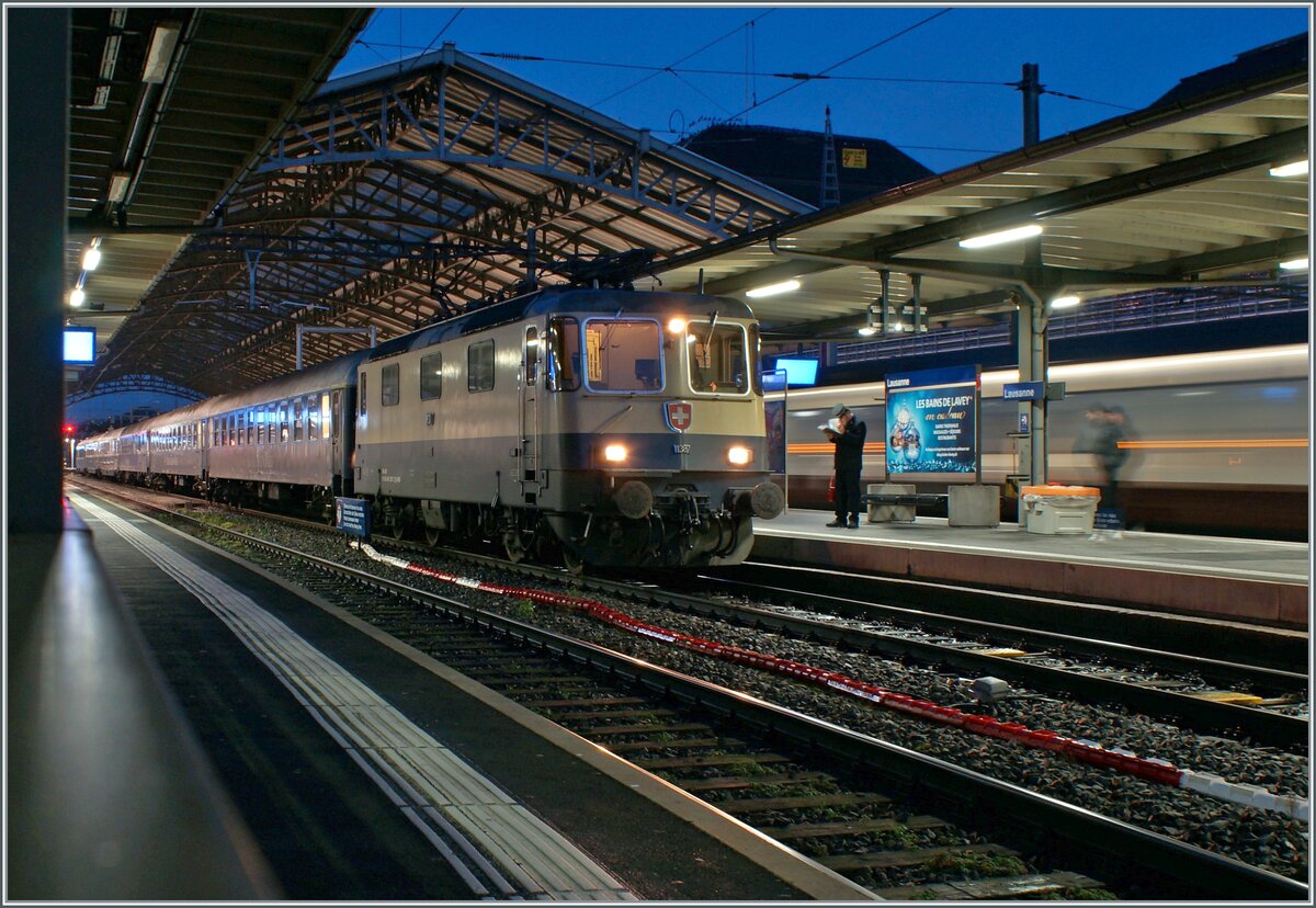 Mein letztes Bild, dass ich dieses Jahr bei bei hellertal.de einstelle und eigentlich recht passend. Die IRSI/IGE Re 4/4 II 11387 (Re 421 387-2) wartet mit ihrem ZRT Silvesterzug im Stile der Belle Epoque in Lausanne auf die Abfahrt nach Frankfurt am Main HBF. Es ist schon einige Zeit her, dass ich in Lausanne eine Re 4/4 II vor einem Reisezug fotografieren konnte. Da die Lok bis Frankfurt am Zug bleibt und diese am 1.1.24 wieder nach Lausanne zurückfahren wird hoffe, dass noch der eine oder andere Fotograf den edlen Zug fotografieren wird.

30. Dez. 2023