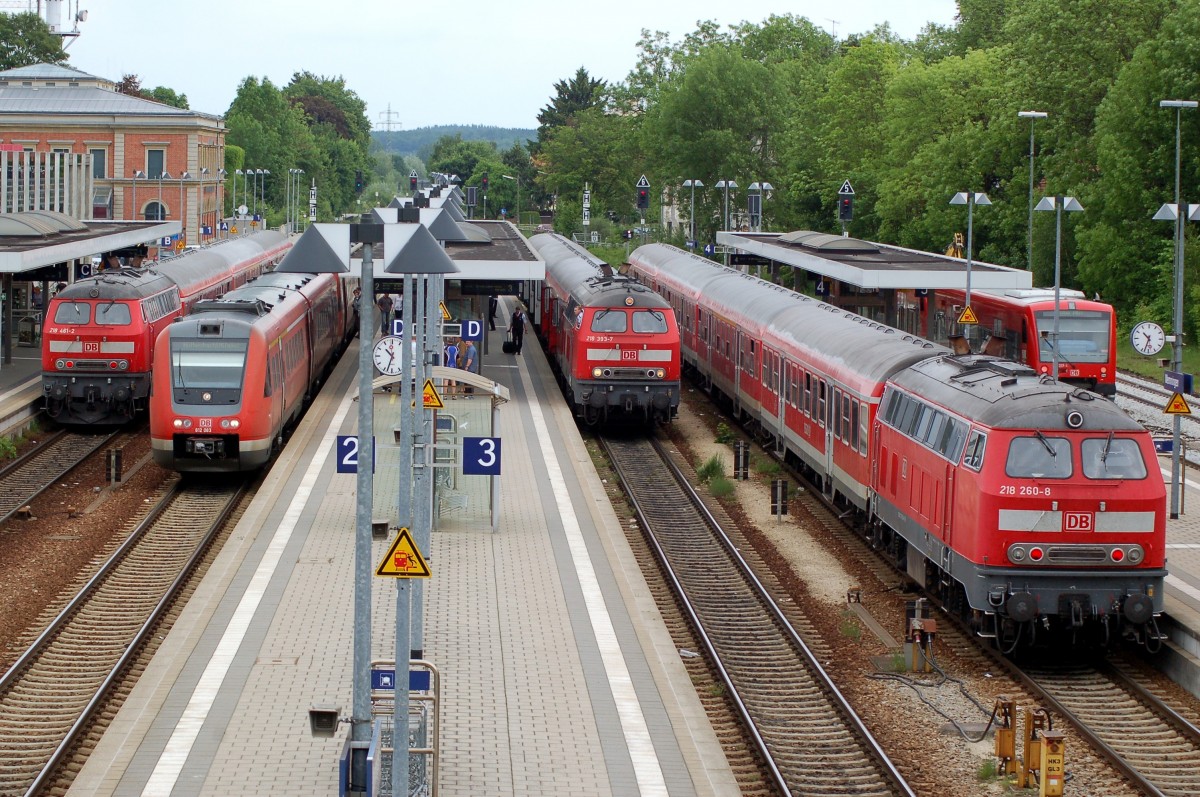 Memmingen Bahnhof am 21.05.2009 mit (von links) 218 461-2, 612 083, 218 393-7, 218 260-8 und 650 317-1. Das alte Bahnhosgebäude und die Bahnsteigüberdachungen sind modernen Neubauten gewichen; das Stellwerk mit der Schranke sind verschwunden, die Formsignale gegen Lichtsignale ausgetauscht. Geblieben ist die Betriebsamkeit zu gewissen Zeiten. Immerhin kommen in Memmingen vier Linien zusammen, von denen zwei nach kurzer Strecke wieder Knotenbahnhöfe erreichen.