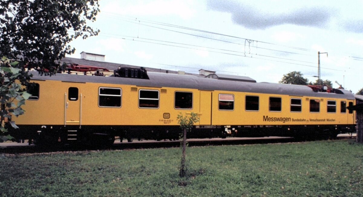 Messwagen Bundesversuchsanstalt München, Jubiläum 75 Jahre Bundeszentralamt München am 27.06.1982. Fahrleitungsmeßwagen 61 80 99- 91001-6: LüP 26400 mm; Drehgestellbauart MD 36 mit Wankstützen und Schlingerdämpfern; Drehgestellabstand 2500 mm; Radsätze BA 93a; Achslagerbauart 89; Bremsbauart R KE -GPR-Mg(D) mZ; Gleitschutz Westinghouse, Typ ES 902/19''; 2 Stromabnehmer SBS 65; Energieversorgung Zugsammelschiene 1000V, 16 2/3 Hz; Fahrdraht 15 kV, 16 2/2 Hz; Ortsnnetz 380/220 V, 50 Hz; Batterie 120 V,385 Ah; Heizung Whzeös (Klima); Klimaanlage für Meßraum, Aufenthaltsrau,Kabine und Schaltraum (nur Umluft) Meßgestell; Beleuchtung Leuchtstofflampen mit TVG; Eigenmasse des Wagens 59 t; Vmax 250 bis 300 km/h; Baujahr 1980/81 von Firma MBB Donauwörth/BZA Minden.