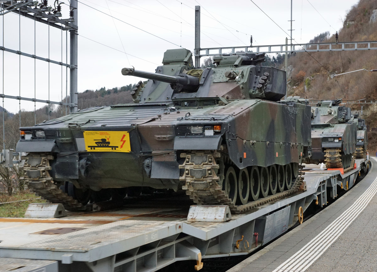 Militärtransport per Bahn.
Impressionen von St. Ursanne.
Re 620 076-0  ZURZACH  mit dem Panzerzug 69030 Courtemaîche - Rangierbahnhof Biel bei St. Ursanne am 4. März 2019. Transportiert wurden 2 Pz87 Leo WE sowie 8 Spz 2000.
Bildausschnitt Fotoshop.
Foto: Walter Ruetsch