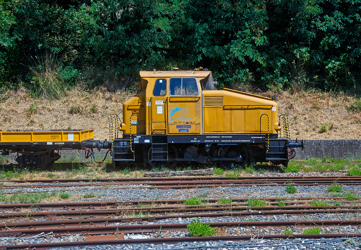 Mit 64 Jahren immer noch nicht in Rente.....
Die Henschel DH 240 B (DD FMT RC 0320 Y) der G.B.L. Costruzioni Sud S.r.l. (Agropoli - SA) steht am 16.07.2022 beim Bahnhof Agropoli (Region Kampanien – Italien). Aufnahme aus einem IC durch die Scheibe.

Die zweiachsige Diesellok, der 3. Henschel Generation (rund mit Stangenantrieb) wurde 1958 von Henschel in Kassel unter der Fabriknummer 29702 gebaut und an die VBS - Verkehrsbetriebe Salzgitter GmbH als VBS 031 (ab 1972 VBS 201) geliefert. Im Jahr 1976 ging sie an einen Händler  und über diesen nach Italien.

Die Lokomotive Henschel DH 240 D ist eine zweiachsige dieselhydraulische Lokomotive mit Stangenantrieb, der 3. Generation (rund/ Stangenantrieb). Sie war für den Einsatz im Rangierdienst vorgesehen. Diese Zweiachser vom Typ DH 240 B fanden eine sehr weite Verbreitung. Die Loks waren technisch sehr stark mit dem  gleichnamigen  Vorgänger aus der 2. Generation - den Buckel - Henscheln – verwandt. Mit 60 gebauten Fahrzeugen (1957 bis 1965) war die Stückzahl aber deutlich höher als bei dem Vorgänger in dieser Leistungsklasse. Die beiden Achsen werden mittels Kuppelstangen von einer mittigen Blindwelle angetrieben werden. Die Motorleistung beträgt 240 PS. 

TECHNISCHE DATEN:
Bauzeit :1957 - 1965
gebaute Stückzahl: 60
Spurweite: 1.435 mm
Achsfolge: B
Länge über Puffer : 8.100 mm
Achsstand : 2.800 mm
größte Breite: 3.050mm
größte Höhe über Schienenoberkante: 4.240 mm
Raddurchmesser: 1.250 mm (neu)
kleinster befahrbarer Gleisbogen: 50 m
Dienstgewicht: 27,85 t
Achslast: 14 t
Kraftstoffvorrat: 600 l
Dieselmotor : Henschel  6R 1416 A
Bauart : wassergekühlter 6-Zylinder -4-Takt-Dieselmotor mit Turboaufladung , ohne Ladeluftkühlung
Hubraum: 13,3 l
Leistung: 240 PS (176 kW)
Drehzahl: 1.600 U/min
Getriebe: Voith  L 33 yU (hydraulisch)
Höchstgeschwindigkeit : 30 / 60 km/h