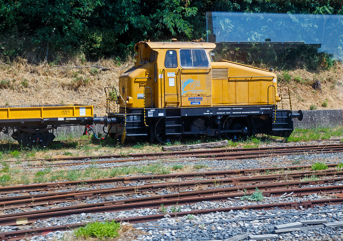 Mit 64 Jahren immer noch nicht in Rente.....
Die Henschel DH 240 B (DD FMT RC 0320 Y) der G.B.L. Costruzioni Sud S.r.l. (Agropoli - SA) steht am 16.07.2022 beim Bahnhof Agropoli (Region Kampanien – Italien). Aufnahme aus einem IC durch die Scheibe.

Die zweiachsige Diesellok, der 3. Henschel Generation (rund mit Stangenantrieb) wurde 1958 von Henschel in Kassel unter der Fabriknummer 29702 gebaut und an die VBS - Verkehrsbetriebe Salzgitter GmbH als VBS 031 (ab 1972 VBS 201) geliefert. Im Jahr 1976 ging sie an einen Händler  und über diesen nach Italien.

Die Lokomotive Henschel DH 240 D ist eine zweiachsige dieselhydraulische Lokomotive mit Stangenantrieb, der 3. Generation (rund/ Stangenantrieb). Sie war für den Einsatz im Rangierdienst vorgesehen. Diese Zweiachser vom Typ DH 240 B fanden eine sehr weite Verbreitung. Die Loks waren technisch sehr stark mit dem  gleichnamigen  Vorgänger aus der 2. Generation - den Buckel - Henscheln – verwandt. Mit 60 gebauten Fahrzeugen (1957 bis 1965) war die Stückzahl aber deutlich höher als bei dem Vorgänger in dieser Leistungsklasse. Die beiden Achsen werden mittels Kuppelstangen von einer mittigen Blindwelle angetrieben werden. Die Motorleistung beträgt 240 PS. 

TECHNISCHE DATEN:
Bauzeit :1957 - 1965
gebaute Stückzahl: 60
Spurweite: 1.435 mm
Achsfolge: B
Länge über Puffer : 8.100 mm
Achsstand : 2.800 mm
größte Breite: 3.050mm
größte Höhe über Schienenoberkante: 4.240 mm
Raddurchmesser: 1.250 mm (neu)
kleinster befahrbarer Gleisbogen: 50 m
Dienstgewicht: 27,85 t
Achslast: 14 t
Kraftstoffvorrat: 600 l
Dieselmotor : Henschel  6R 1416 A
Bauart : wassergekühlter 6-Zylinder -4-Takt-Dieselmotor mit Turboaufladung , ohne Ladeluftkühlung
Hubraum: 13,3 l
Leistung: 240 PS (176 kW)
Drehzahl: 1.600 U/min
Getriebe: Voith  L 33 yU (hydraulisch)
Höchstgeschwindigkeit : 30 / 60 km/h