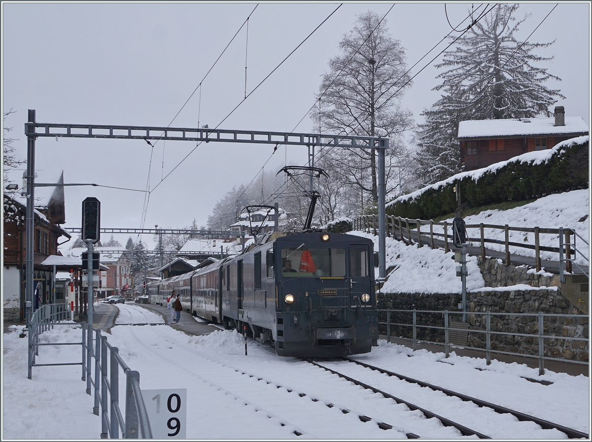 Mit dem Fahrplanwechsel Mitte Dezember 2020 endet der Plandienst der MOB GDe 4/4 Serie 6000 und die von den Kilometer her stark beanspruchten MOB GDe 4/4 6001 -6004 sollen ausrangiert werden, während die beiden ex GFM TPF GDe 4/4 6005 und 6005 noch für Dienstzüge vorgehalten werden.

Dies Bild ist mein letztes Bild einer GDe 4/4 im Plandienst, und passenderweise kam die schwarze GDe 4/4 6002 mit dem Panoramic Express Montreux - Zweisimmen nach Les Avants. 

6. Dezember 2020