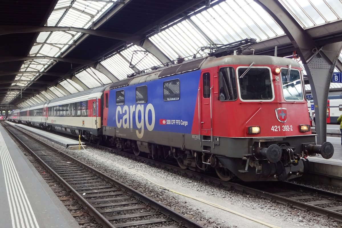 Mit ein EC nach Singen und Stuttgart steht am 26 Mai 2019 SBB 421 392 in Z�rich HB. 