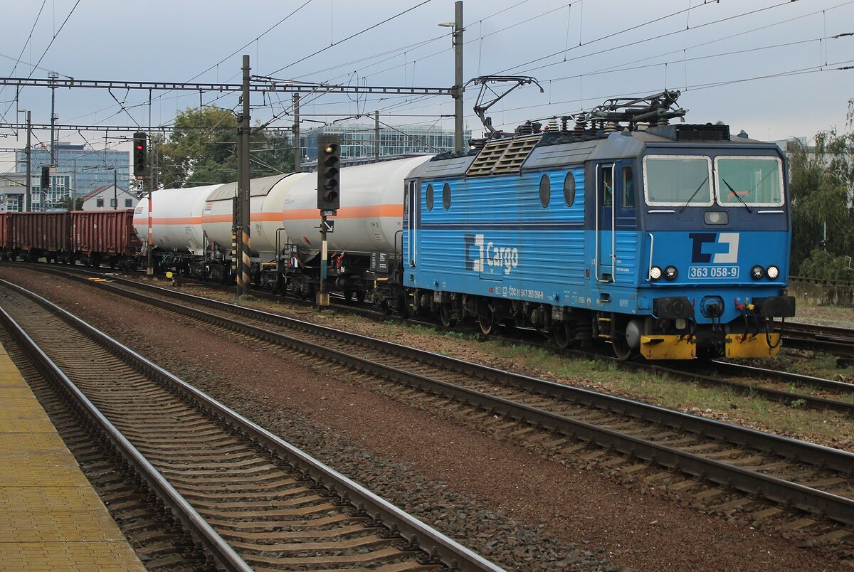 Mit ein Mischer nach Nymburk durchfahrt am 26 September 2025 CDC 363 058 Praha-Liben.