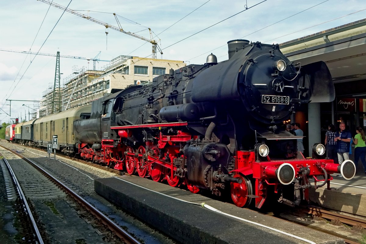 Mit ein Quasi-Postzug steht am 14 September 2019 BEM 52 8186 in G�ppingen.