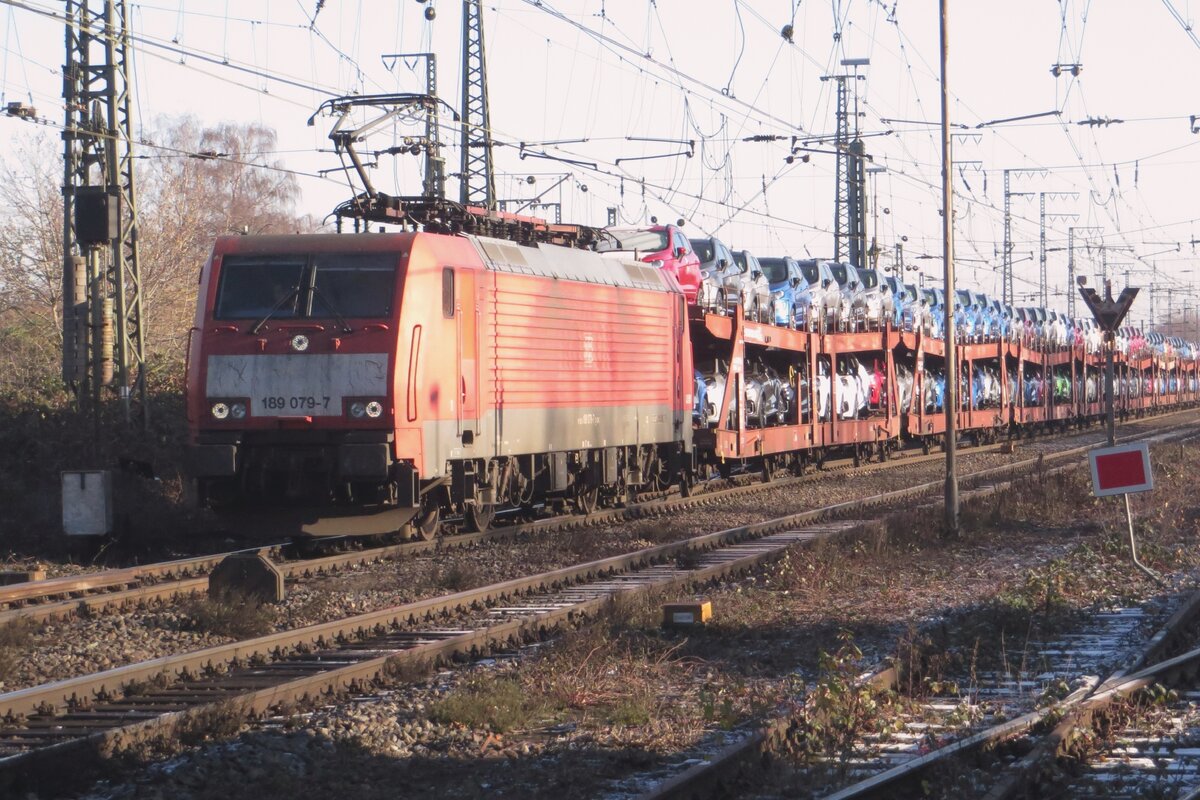 Mit der GEFOC-Autozug durchfahrt am 14 Dezember 2022 DBC 189 079 Emmerich nach Vlissingen in die Niederl�nde.