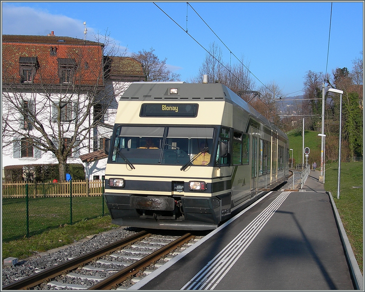 Mit den neuen SURF-Zügen verschwinden nicht nur die fast fünzig jährigen BDeh 2/4, sondern auch die noch recht neuen GTW. Hier erreicht ein GTW Be 2/6 auf den Fahrt nach Blonay den Halt  Château de Blonay .
23. März 2016
