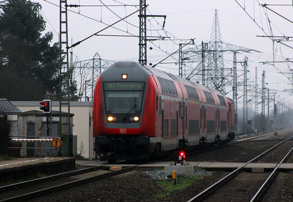 Mit ordentlichem Tempo rauscht hier der RE7 von Hamburg nach Flensburg mit der Schublok 6112 149-0 durch J�bek Richtung Flensburg. J�bek 19.12.2015