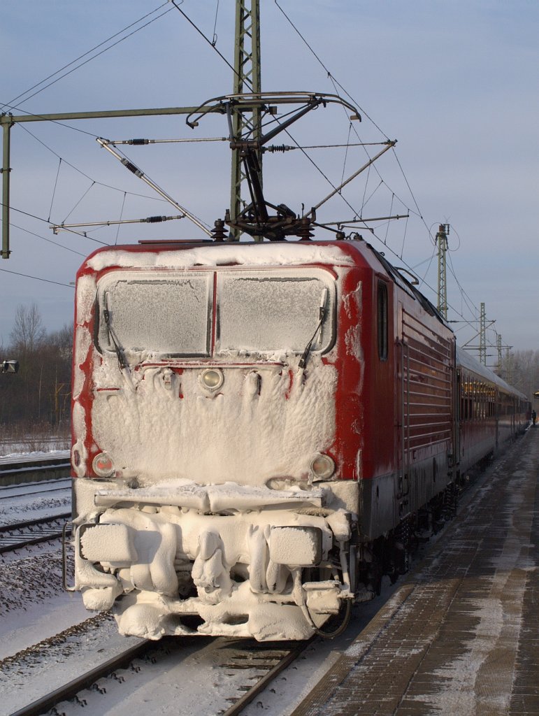 Mit Puderzucker �berzogen steht 112 180-5 mit dem SHE damals noch nach Padborg im Bhf von Schleswig. 03.12.2010 (01200)