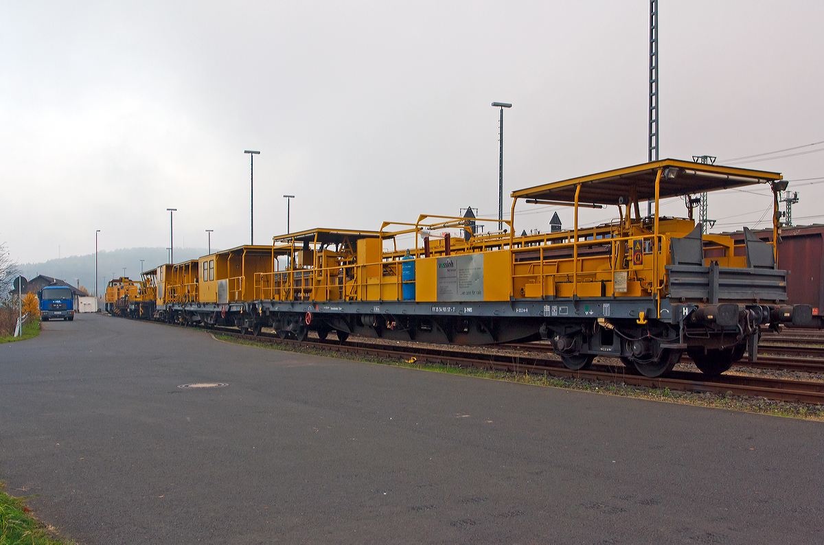 
Mit der XR 01 (92 80 1275 846-4 D-XR) der SPITZKE RIEBEL GLEISLOGISTIK GmbH ist der Schienenwechselzug (Schienenwechselsystem)  „Railer 3000“  von Vossloh Rail Service (Bützow) am 23.11.2014 beim ICE-Bahnhof Montabaur abgestellt.

Mit dieser Einheit werden in Kombination mit Langschienentransporteinheiten, z.B. der Bauart Robel, werden Langschienen bis zu 360 m Länge gewechselt. Dabei werden im ersten Arbeitsgang die Altschienen, in Gleismitte oder auf den Schwellenköpfen, abgelegt und die neuen Schienen verlegt (bis zu 800m/Std.). Im zweiten Arbeitsgang werden dann die Altschienen aufgenommen und auf die Langschienentransporteinheiten verladen (bis zu 800m/Std.). Der kleinste Arbeitsgleisbogen beträgt dabei 350 m. Wie es genau funktioniert kann man sehr gut in einer Animation unter http://www.vossloh-rail-services.com/schienenwechsel/swf_de/VOS_start.swf sehen.

Das Schienenwechselsystem  „Railer 3000“  besteht im Einzelnen aus (von links nach rechts):

Dem Verschubmodul (Schweres Nebenfahrzeug Nr. 97 35 54 901 57-5).
Technische Daten: 
Achsanzahl: 4 (in zwei Drehgestellen)
Länge über Puffer: 22.200 mm
Drehzapfenabstand: 16.700 mm
Achsabstand im Drehgestell: 2.000 mm
Eigengewicht: 32,5 t
Höchstgeschwindigkeit: 100 km/h

Dem Ab- und Aufziehmodul (Schweres Nebenfahrzeug Nr. 97 35 52 901 57-9).
Technische Daten: 
Achsanzahl: 4 (in zwei Drehgestellen)
Länge über Puffer: 22.200 mm
Drehzapfenabstand: 16.700 mm
Achsabstand im Drehgestell: 2.000 mm
Eigengewicht: 33,0t
Höchstgeschwindigkeit: 100 km/h


Dem Wechselmodul (Schweres Nebenfahrzeug Nr. 97 35 53 901 57-8).
Technische Daten: 
Achsanzahl: 4 (in zwei Drehgestellen)
Länge über Puffer: 24.700 mm
Drehzapfenabstand: 19.400 mm
Achsabstand im Drehgestell: 2.000 mm
Eigengewicht: 48,5 t
Höchstgeschwindigkeit: 100 km/h