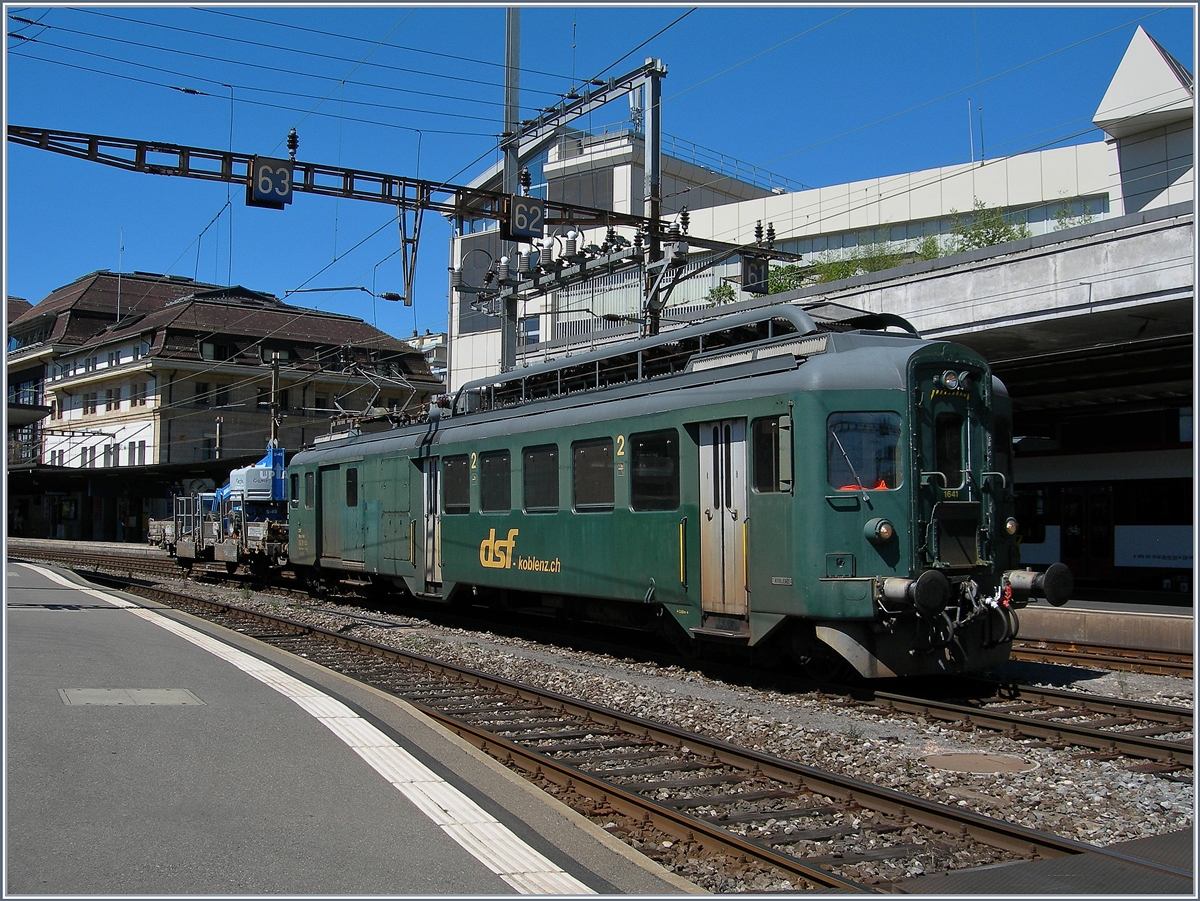 Mitten in der Mittagspause sah ich einen Pantographen vor dem Fenster vorbeiflitzen, sprang auf, schnappte mir meinen Fotoapparat und kam gerade noch rechtzeitig, um den dsf BDe 4/4 1641 beim kurzen Halt in Lausanne zu fotografieren.
22. August 2016