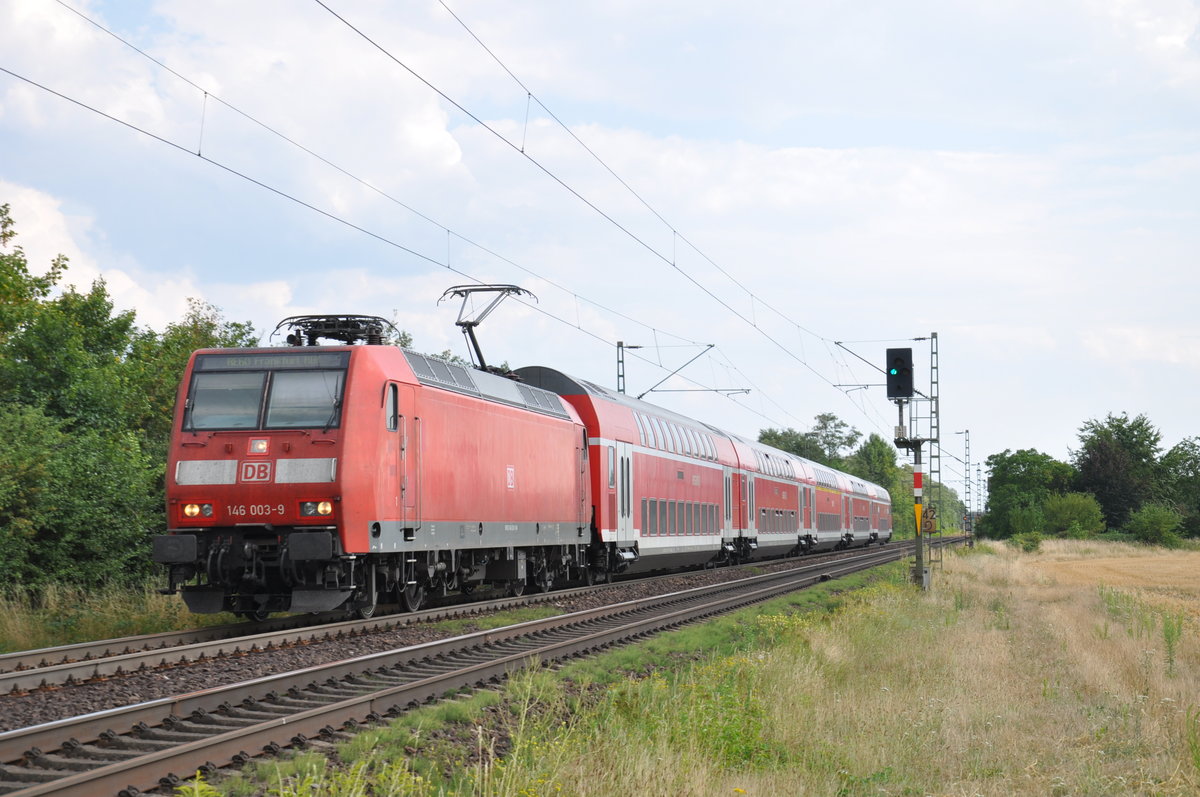 Mittlerweile ist dieses Bild schon historisch: 146 003-5 erreicht am 13.07.2018 als RE60 (4460) den Bahnhof Bickenbach an der Bergstraße.
Die Lok ist mittlerweile wieder in ihrer alten Heimat Nordrhein-Westfalen, die Doppelstockwagen werden modernisiert und zukünftig in anderen Bundesländern eingesetzt werden.