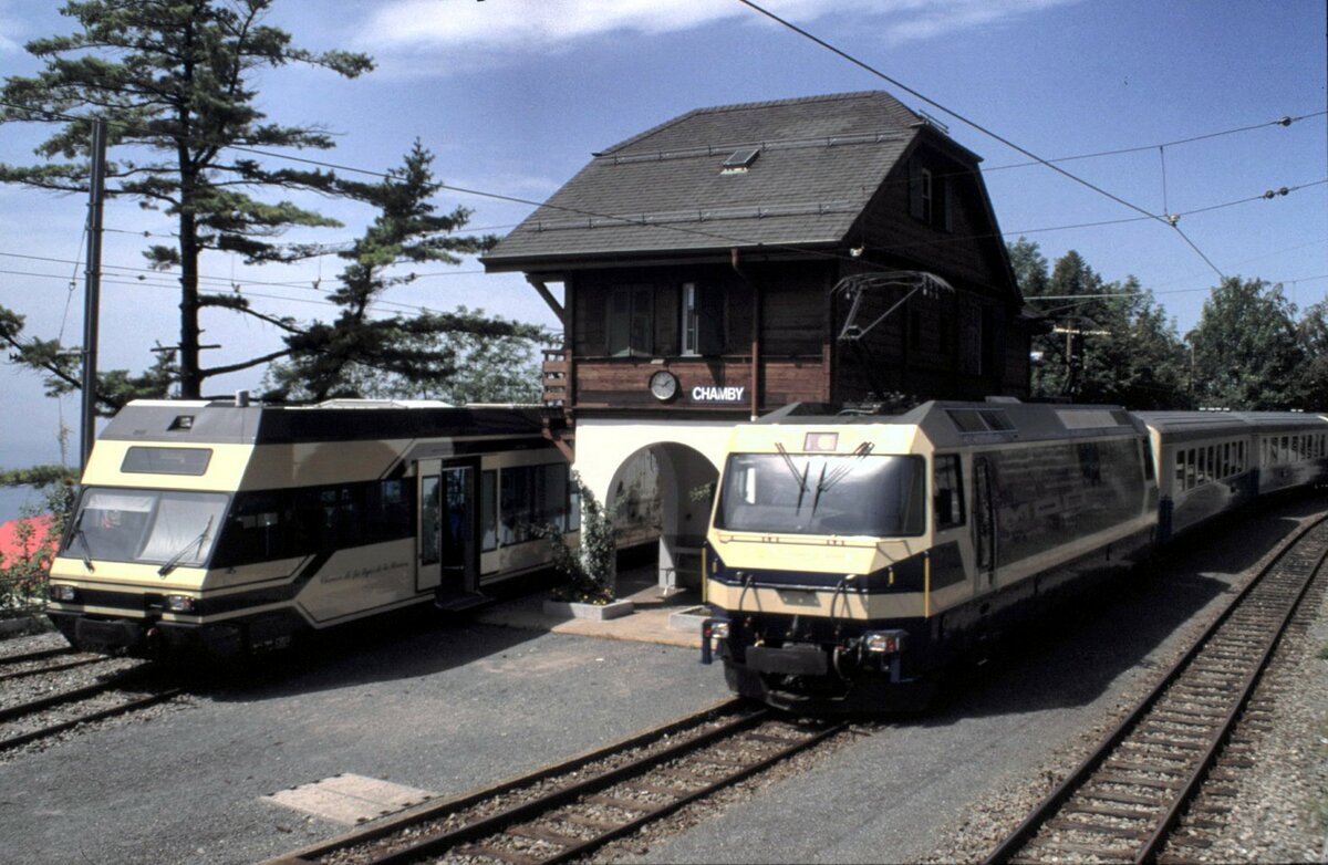 MOB Ge 4/4 und Be 2/6 im Bahnhof Chamby am 25.08.1999.