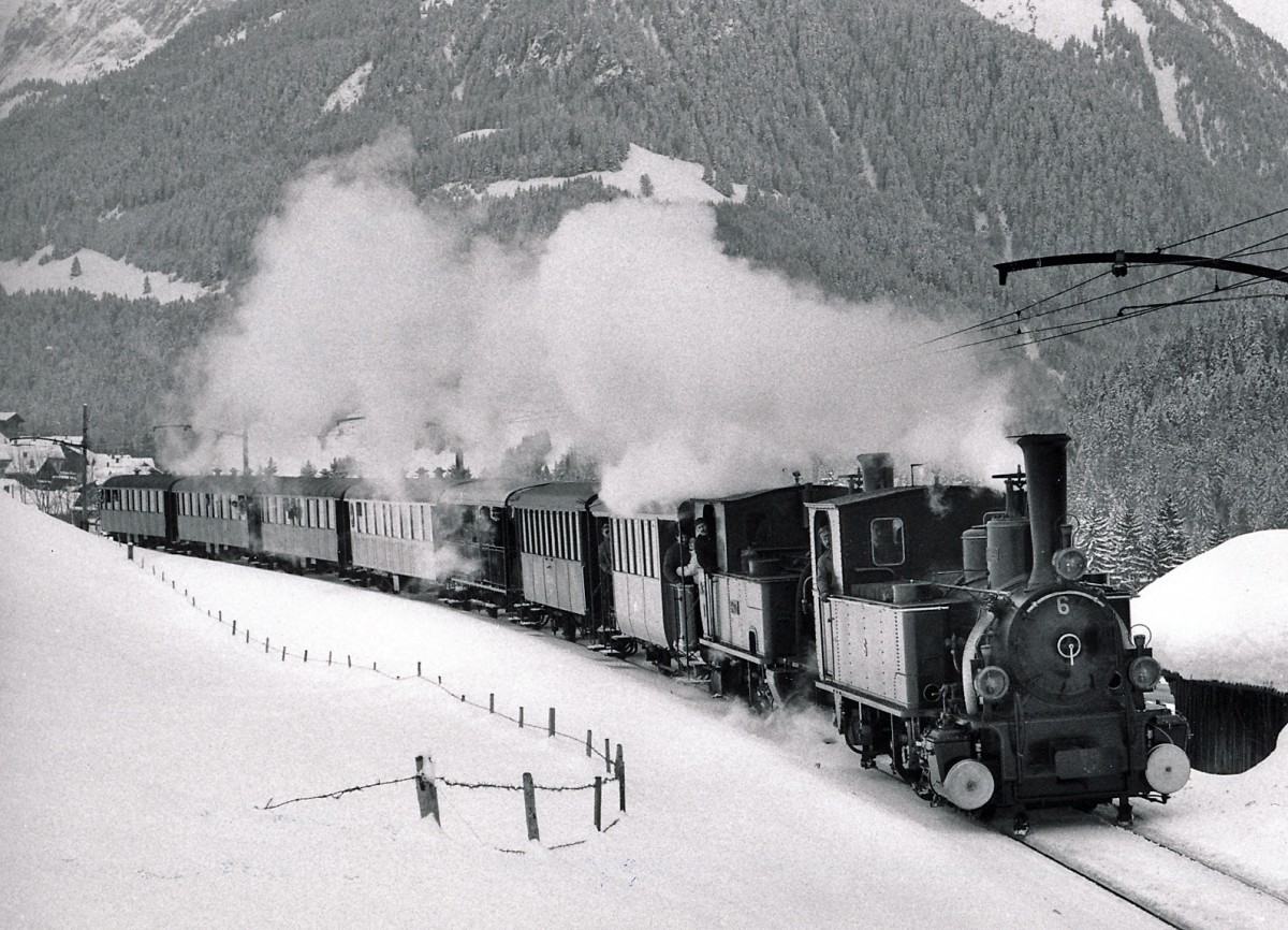 MOB/BC: BC-Dampfsonderfahrt auf der MOB vom 6. M�rz 1988. G 3/3 6 ex BAM und G 3/4 1  RHAETIA  mit altem Wagenmaterial bei Ch�teau-d'Oex.
Foto: Walter Ruetsch
