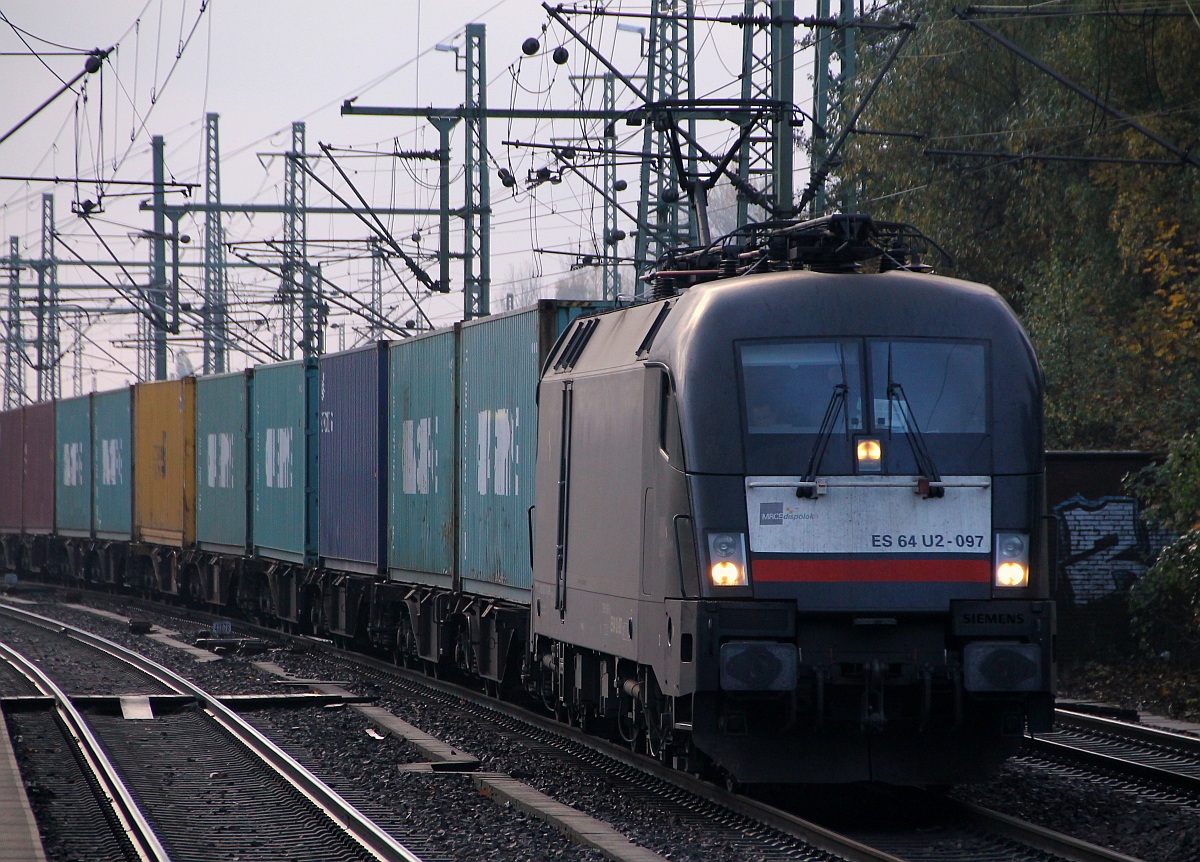 MRCE 182 597-5/ES64U2-097(Unt/LDX/30.04.09)durchfährt hier HH-Harburg mit einem Containerzug. 26.10.2013